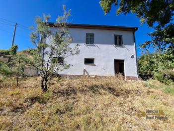 Perfect condition detached two-bedroom country house with a private garden, two large cellars and beautiful panoramic views. Roccaspinalveti. Img15