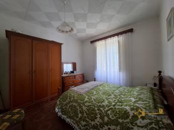 Perfect condition detached two-bedroom country house with a private garden, two large cellars and beautiful panoramic views. Roccaspinalveti. Img8