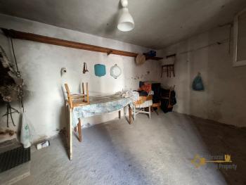 Two-bedroom town house with two cellars in need of restoration. Palmoli. Img13