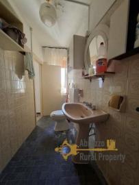 Two-bedroom town house with two cellars in need of restoration. Palmoli. Img11