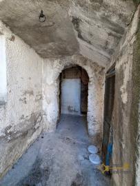 Two-bedroom town house with two cellars in need of restoration. Palmoli. Img15
