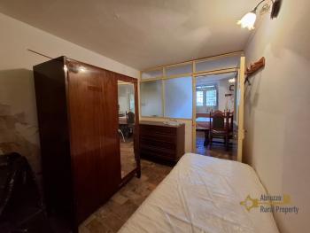 Two-bedroom town house with two cellars in need of restoration. Palmoli. Img9