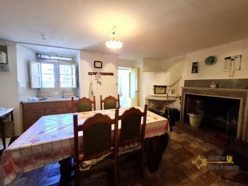 Two-bedroom town house with two cellars in need of restoration. Palmoli. Img3