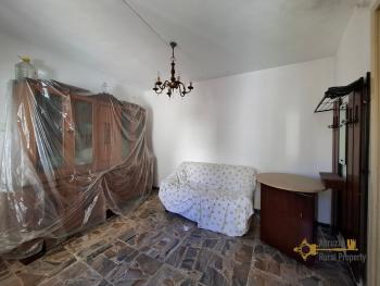 Two-bedroom town house with two cellars in need of restoration. Palmoli. Img7