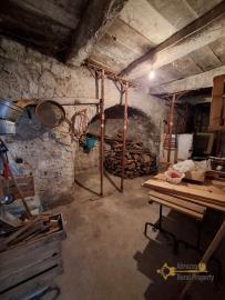 Two-bedroom town house with two cellars in need of restoration. Palmoli. Img16