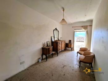 Petite traditional stone house with fireplace and stone cellar. Carunchio Img9