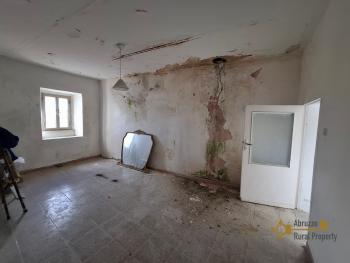 Petite traditional stone house with fireplace and stone cellar. Carunchio Img10