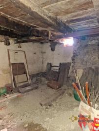 Petite traditional stone house with fireplace and stone cellar. Carunchio Img14