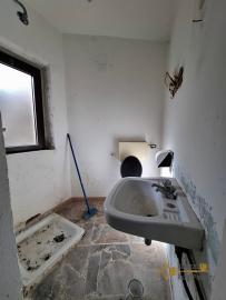 Petite traditional stone house with fireplace and stone cellar. Carunchio Img11