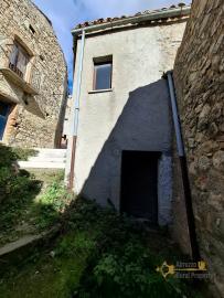 Petite traditional stone house with fireplace and stone cellar. Carunchio Img13