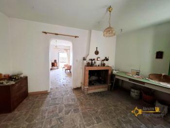 Petite traditional stone house with fireplace and stone cellar. Carunchio Img4