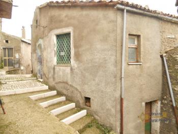 Petite traditional stone house with fireplace and stone cellar. Carunchio Img2