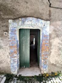 Petite traditional stone house with fireplace and stone cellar. Carunchio Img3