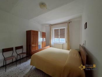 Two-bedroom town house in habitable condition with cellar. Celenza Sul Trigno Img10