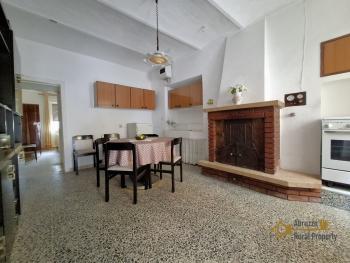 Two-bedroom town house in habitable condition with cellar. Celenza Sul Trigno Img1