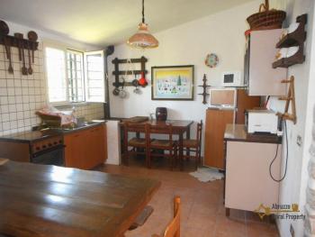 Villa surrounded by 1 hectare of land. Bagnoli del Trigno. Img15