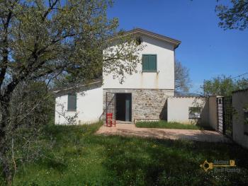 Villa surrounded by 1 hectare of land. Bagnoli del Trigno. Img3