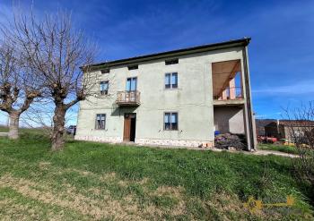 Large country house with land, 4 separate units and B&B potential. Roccaspinalveti
