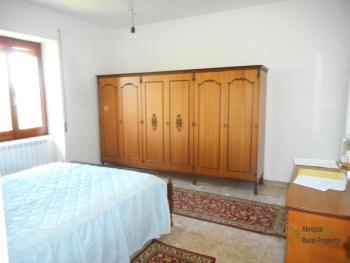 Country house with garden for sale in Roccaspinalveti. Img12