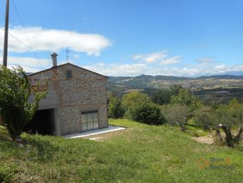 Country house with garden for sale in Roccaspinalveti.