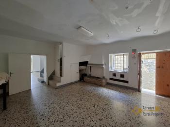 Large town house with panoramic terrace and cellar, for sale in Guilmi. Abruzzo. Img5