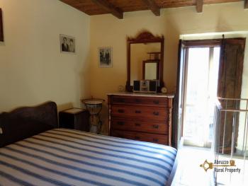 Restored character stone house for sale in Guilmi, Abruzzo. Img11
