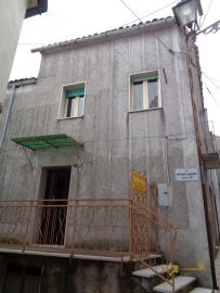 Townhouse in need of internal revamping. Palmoli, Abruzzo.