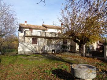 Country house with fenced garden and olive grove, Palombaro. Img2