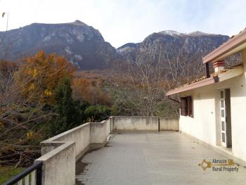 Country house with fenced garden and olive grove, Palombaro.