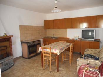Town house composed by two separate flats, at 20 km from the coast. Dogliola. Img7