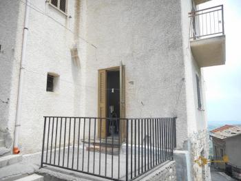 Town house composed by two separate flats, at 20 km from the coast. Dogliola. Img1