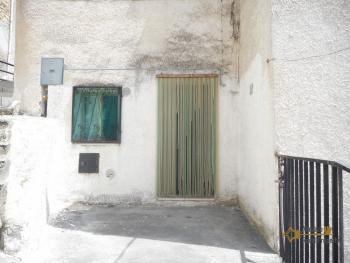 Town house composed by two separate flats, at 20 km from the coast. Dogliola. Img4