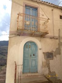 Character stone house to be renovated for sale in Dogliola. Img2