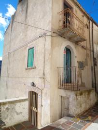 Character stone house to be renovated for sale in Dogliola. Img1