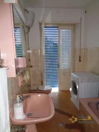 Six-bedrooms country house with 2000 sqm of land. Abruzzo. Img13