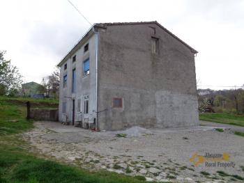 Six-bedrooms country house with 2000 sqm of land. Abruzzo. Img4