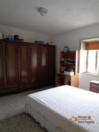 Six-bedrooms country house with 2000 sqm of land. Abruzzo. Img11