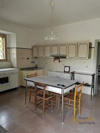 Stone house with large barn and 1700 sqm of land. Abruzzo. Img11