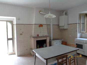 Stone house with large barn and 1700 sqm of land. Abruzzo. Img12
