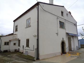 Stone house with large barn and 1700 sqm of land. Abruzzo. Img1