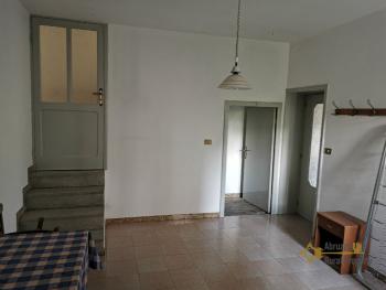 Stone house with large barn and 1700 sqm of land. Abruzzo. Img20