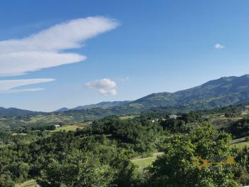 Stone house with large barn and 1700 sqm of land. Abruzzo. Img4