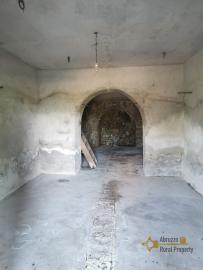 Stone house with large barn and 1700 sqm of land. Abruzzo. Img23