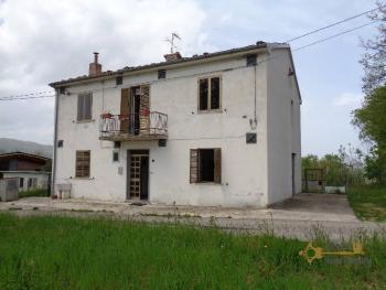 Interesting four-bedroom country house with land. Abruzzo. Img3
