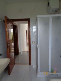 Interesting four-bedroom country house with land. Abruzzo. Img18