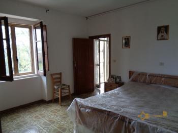 Interesting four-bedroom country house with land. Abruzzo. Img16