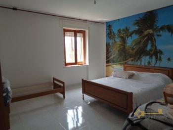 Interesting four-bedroom country house with land. Abruzzo. Img11