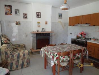 Interesting four-bedroom country house with land. Abruzzo. Img7