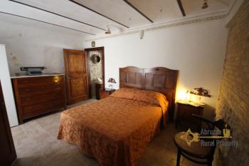 Completely restored stone house with small garden for sale. Img4