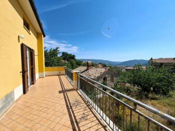 Detached country villa with terrace and 2000 sqm of garden. Img12